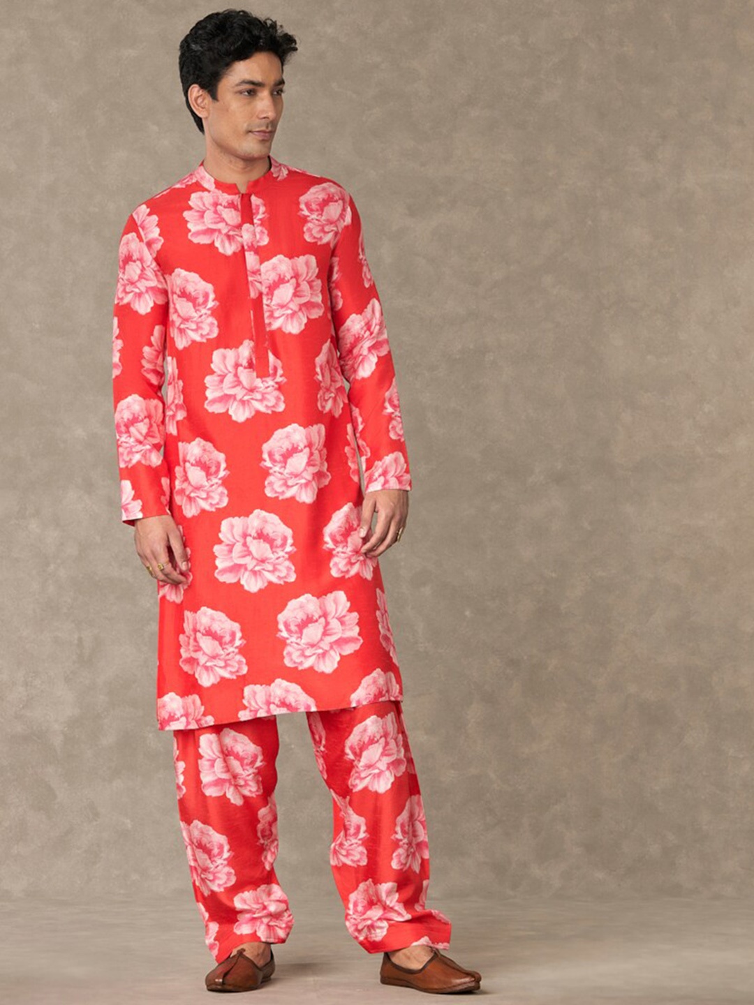

Masaba Men Floral Printed Nurvi Sitara Raw Silk Kurta, Red