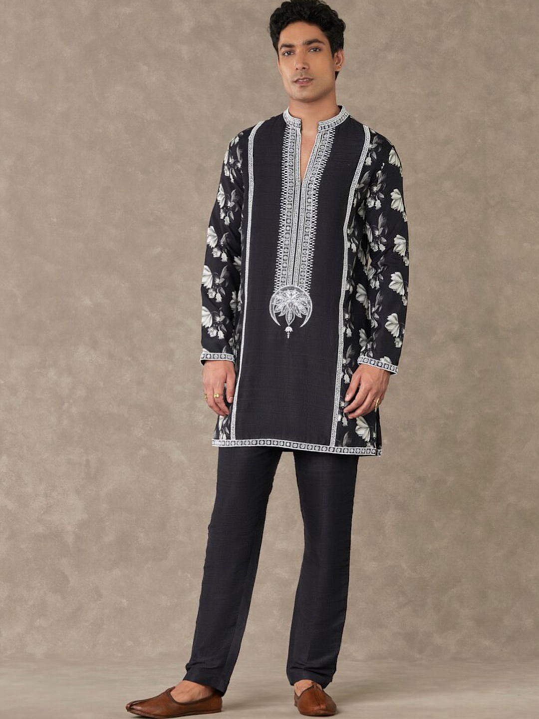 

Masaba Floral Printed Thread Work Raw Silk Chaand Kurta, Black