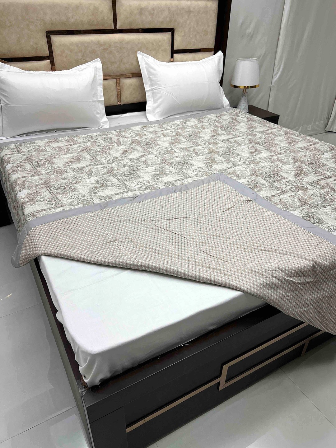 

Pure Decor Silken Brown & White Ethnic Cotton AC Room 300 GSM Reversible Double Bed Dohar
