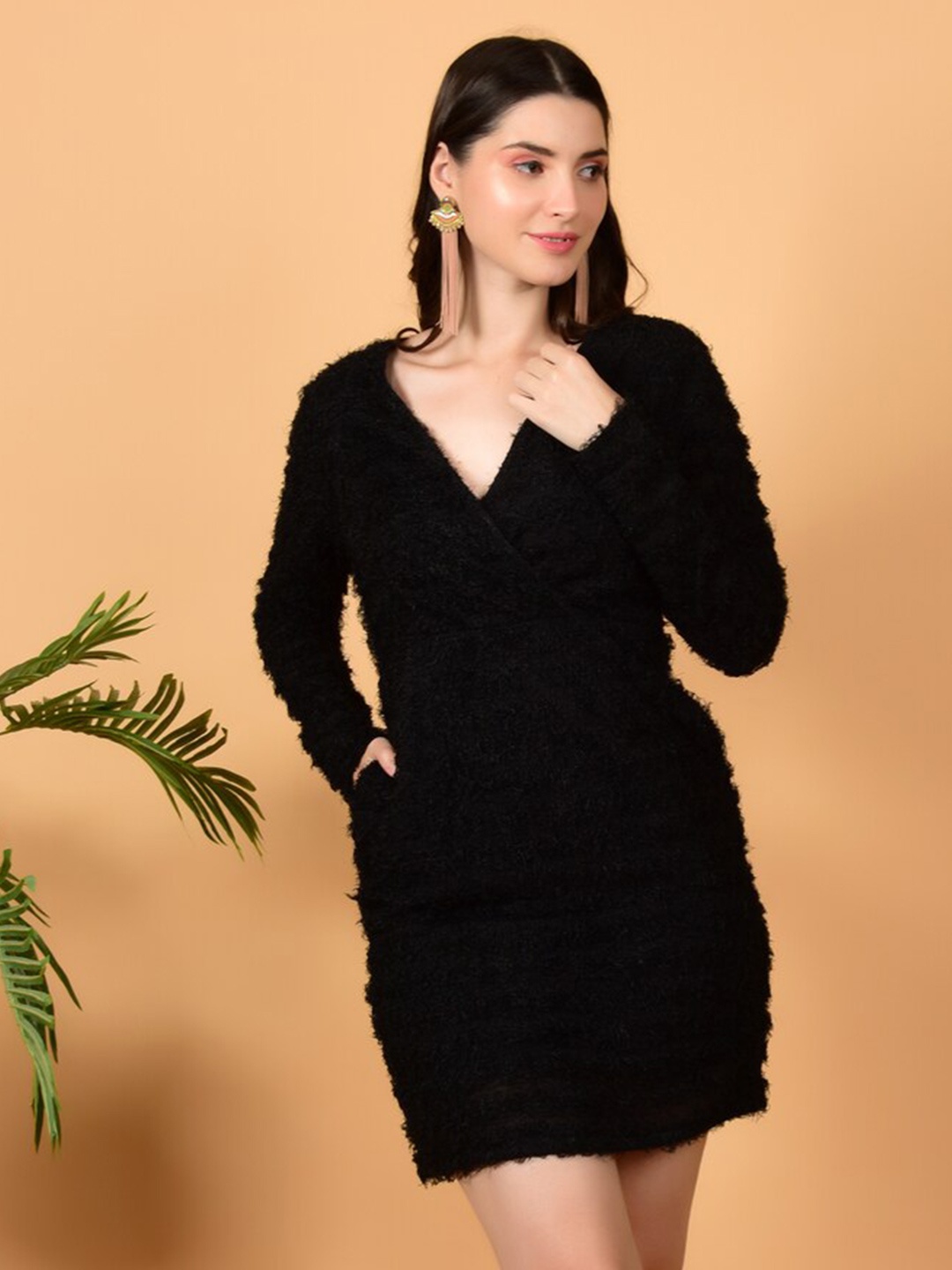 

FLAWLESS V-Neck Sheath Mini Party Dress, Black