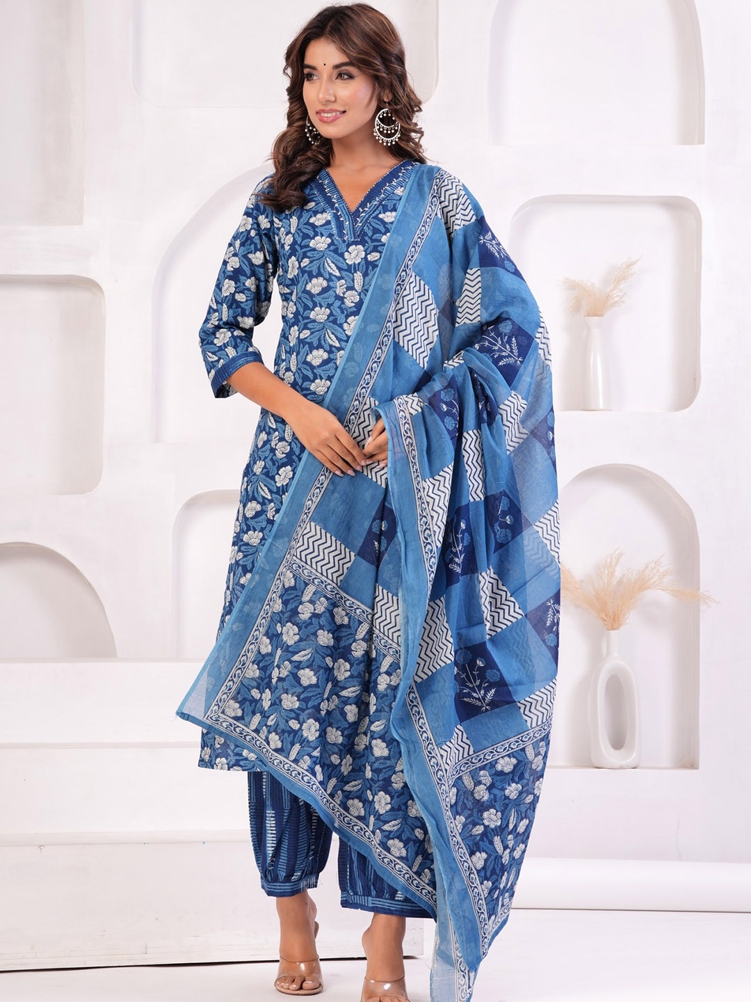 

EtnicaWear Floral Printed Regular Kurta With Trousers & Dupatta, Blue