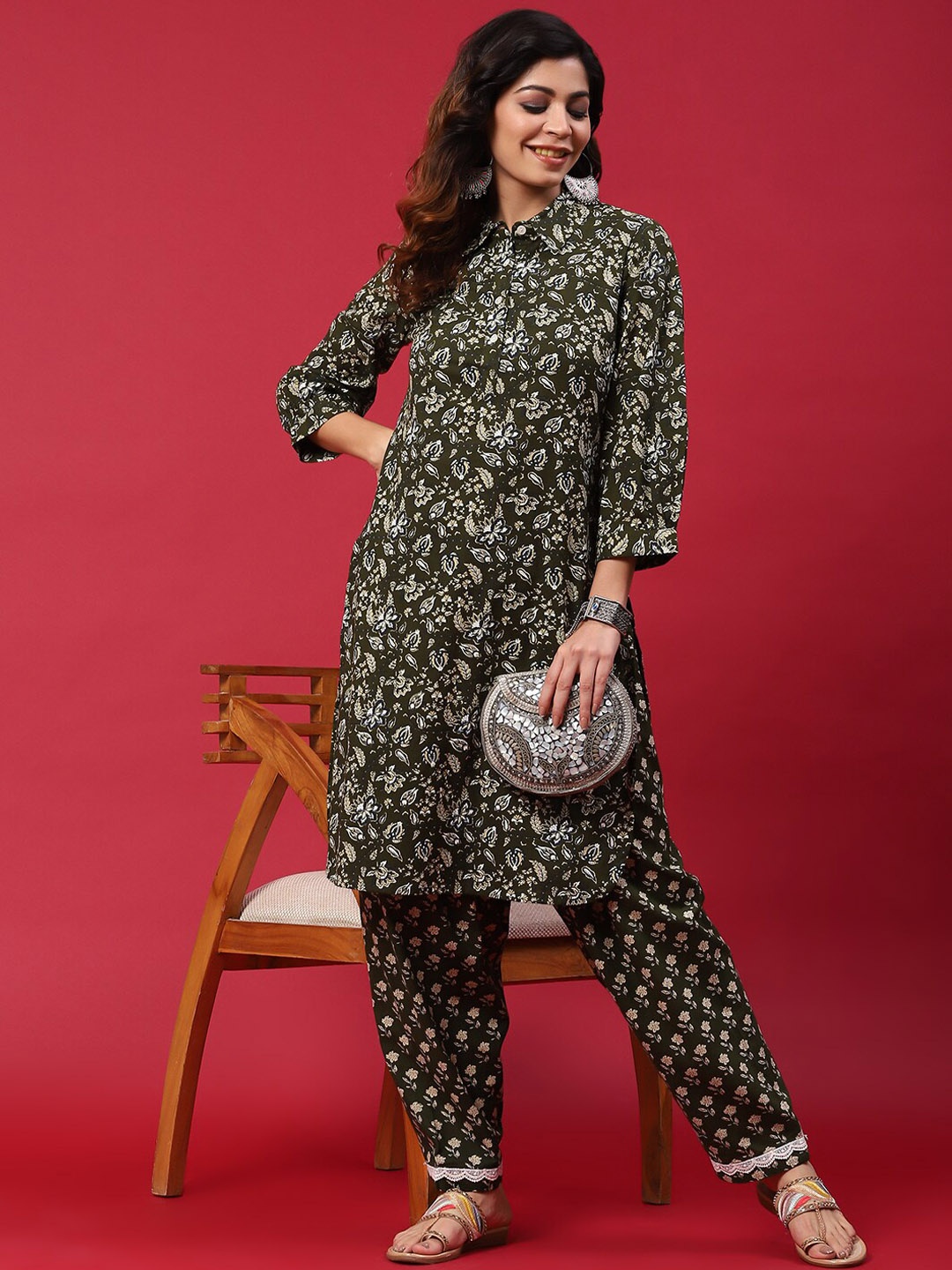 

Anouk Green Floral Printed Shirt Collar Pure Cotton Straight Kurta With Trouser