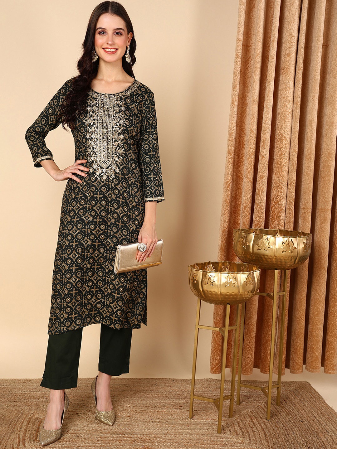 

AHIKA Ethnic Motifs Printed Sequinned Straight Kurta, Green