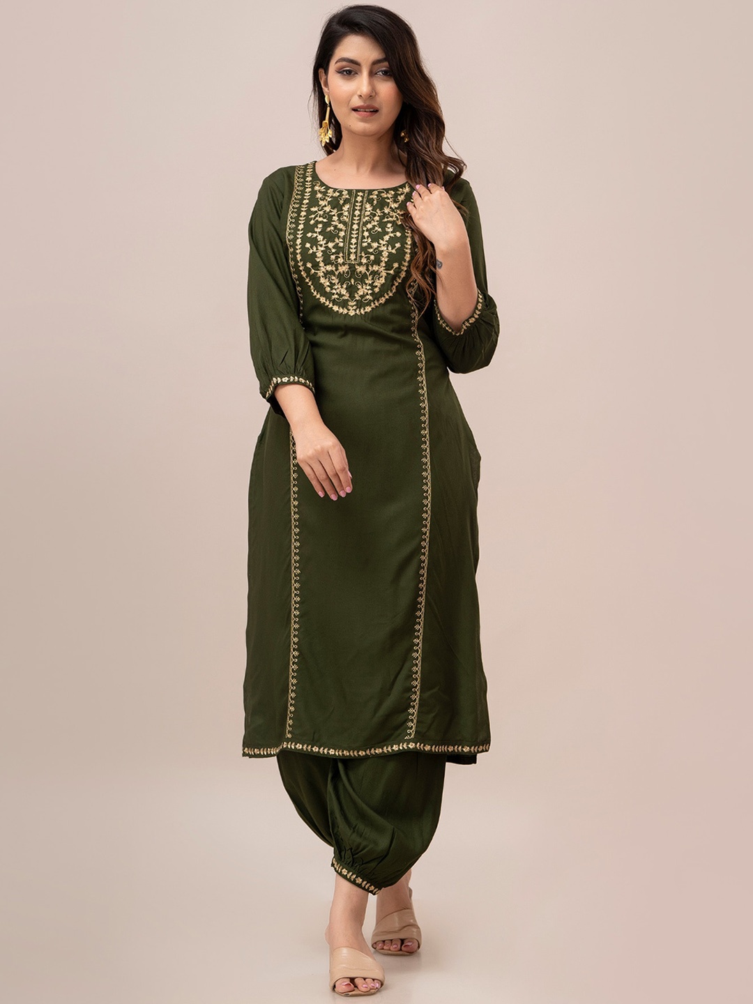 

FrionKandy Floral Embroidered Round Neck Straight Kurta With Salwar, Green