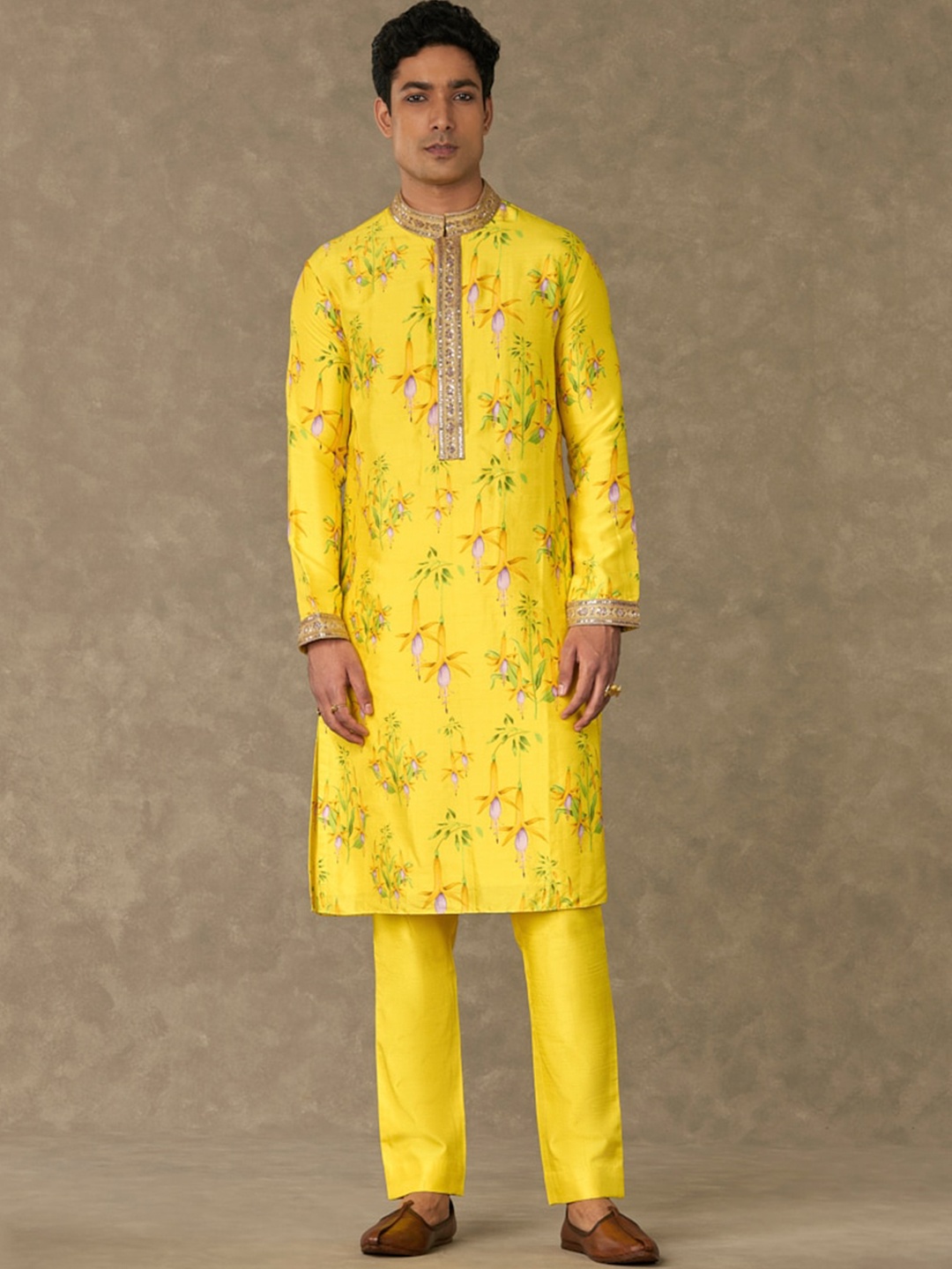 

Masaba Floral Printed Mandarin Collar Sequinned Juhi Kurta Set, Yellow