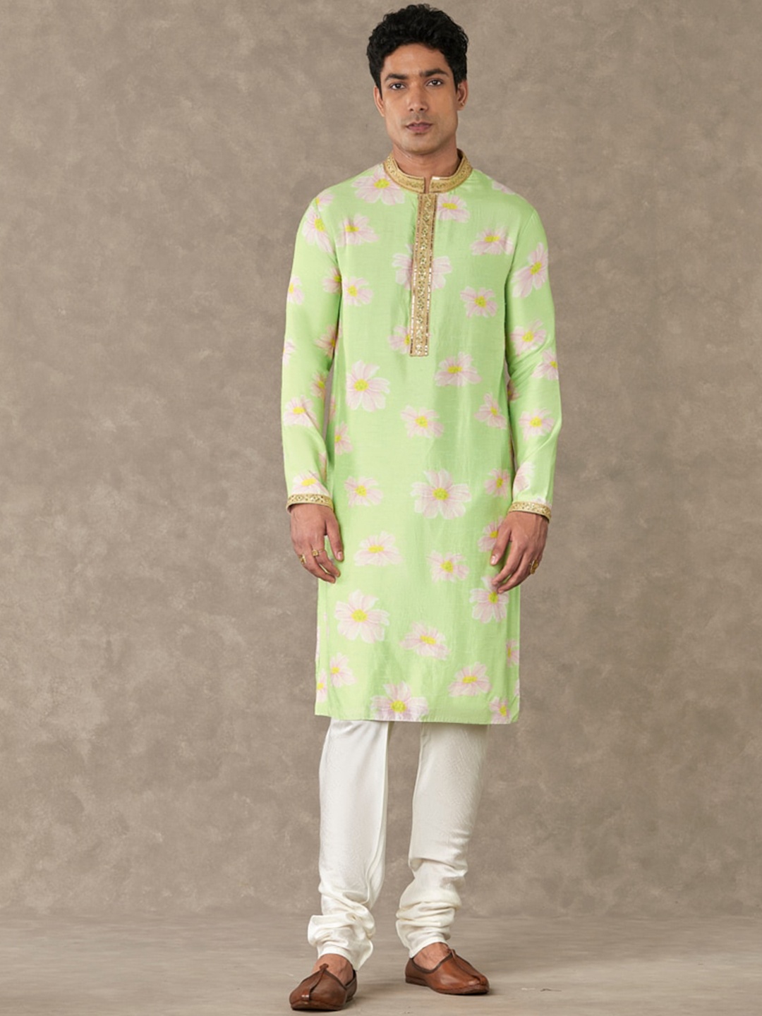 

Masaba Mint Parijat Floral Printed Mandarin Collar Sequinned Regular Raw Silk Kurta Set, Green