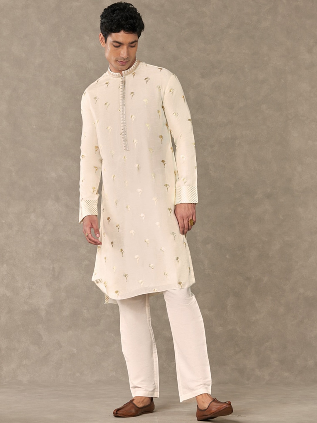 

Masaba Garden Embroidered Mandarin Collar Long Sleeve Regular Raw Silk Kurta Set, White