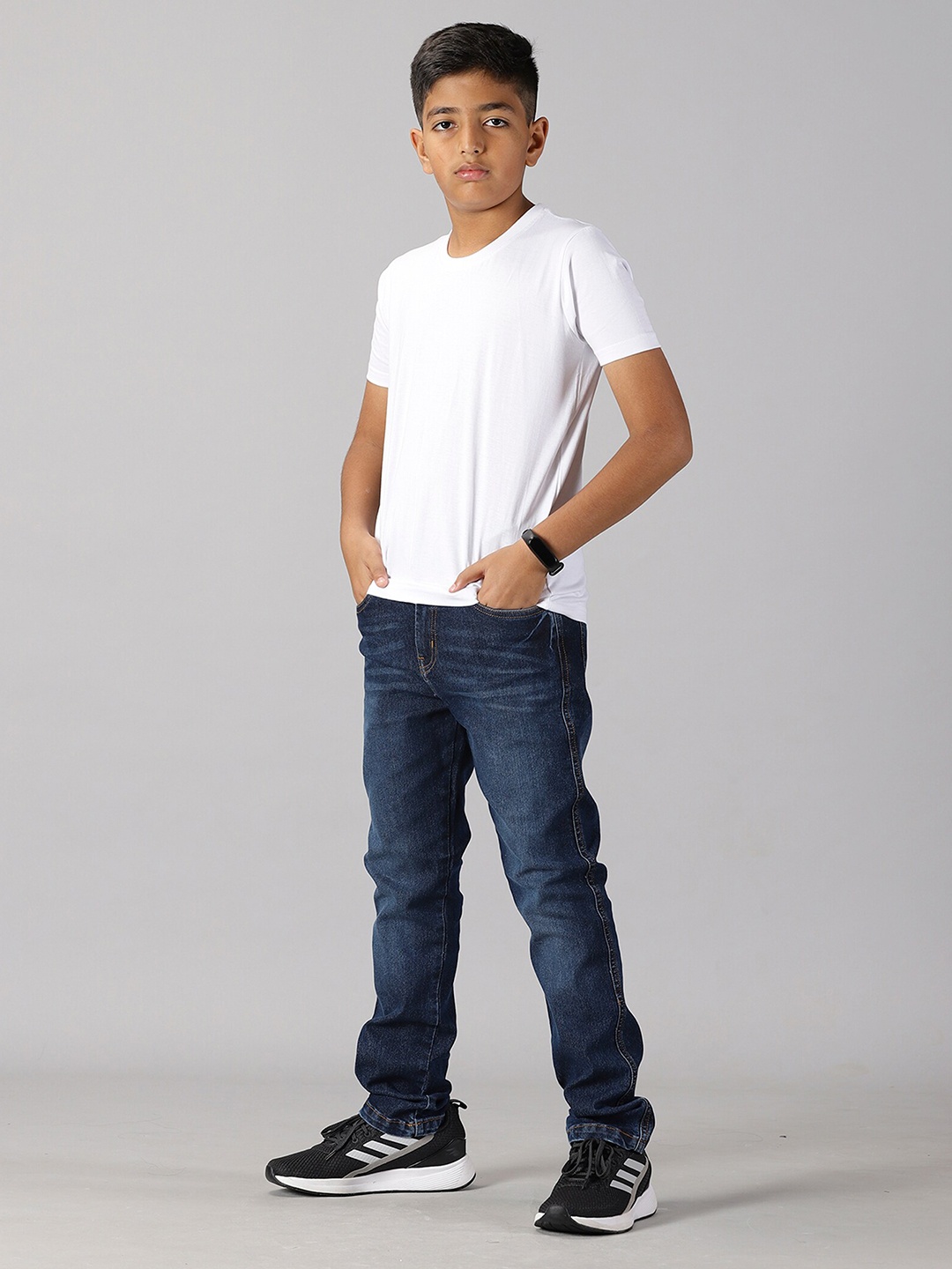

KiddoPanti Boys White & Blue T-shirt with Jeans