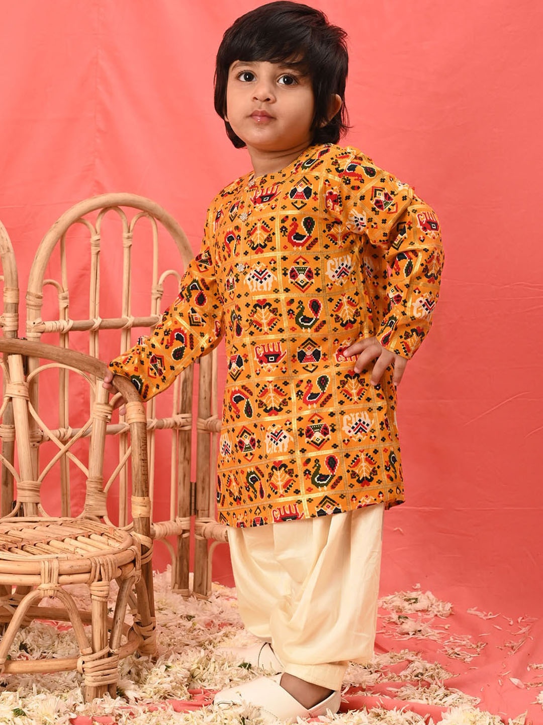 

VASTRAMAY Boys Ethnic Motifs Patola Printed Band Collar Straight Kurta With Patiala, Yellow