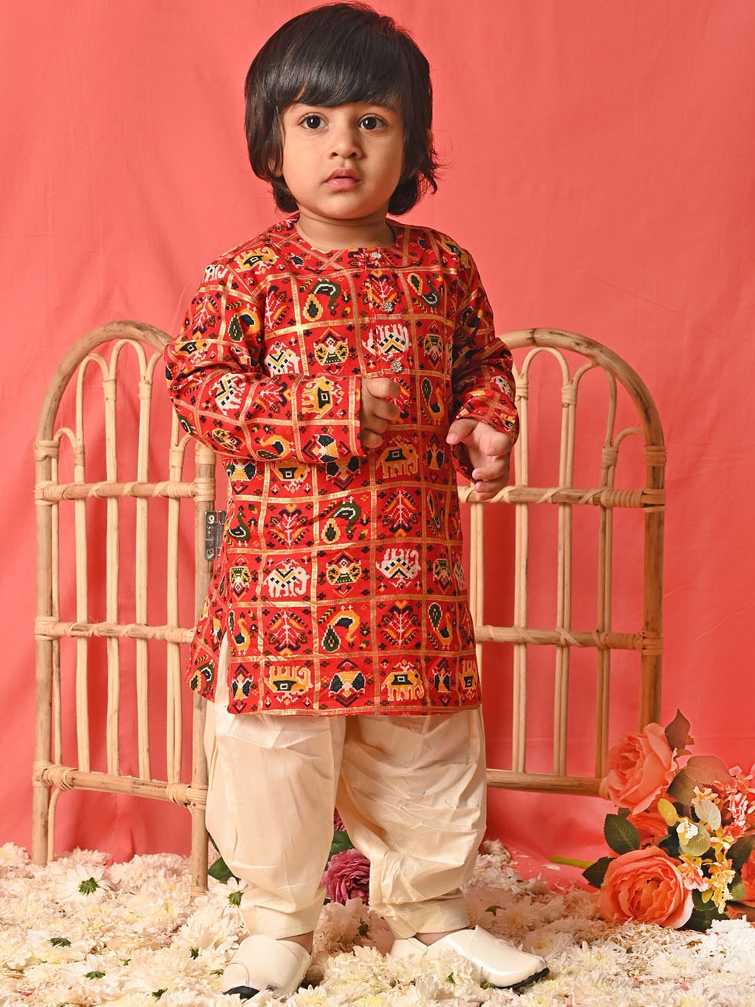 

VASTRAMAY Boys Ethnic Motifs Patola Printed Band Collar Straight Kurta With Patiala, Red