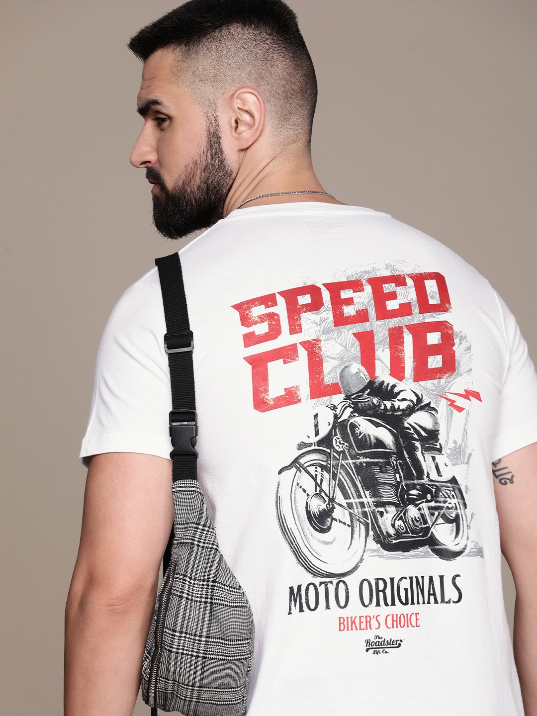 

Roadster Men Graphic Printed Regular Fit T-shirt, White