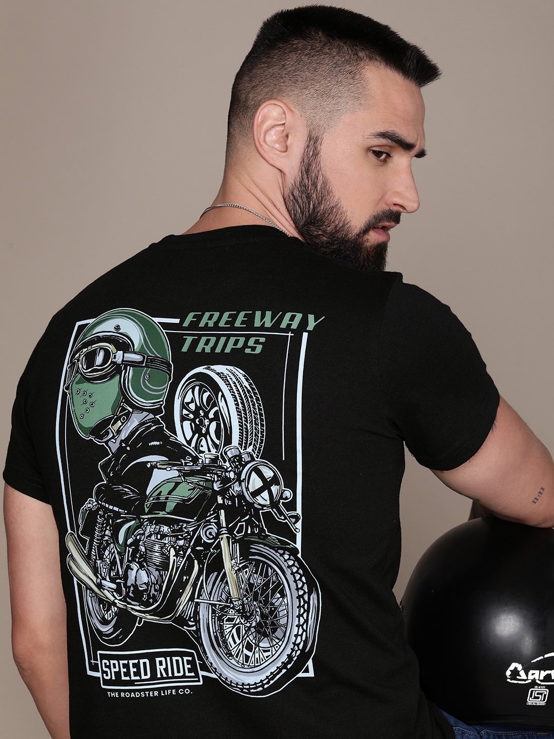 

Roadster Men Graphic Printed Regular Fit T-shirt, Black