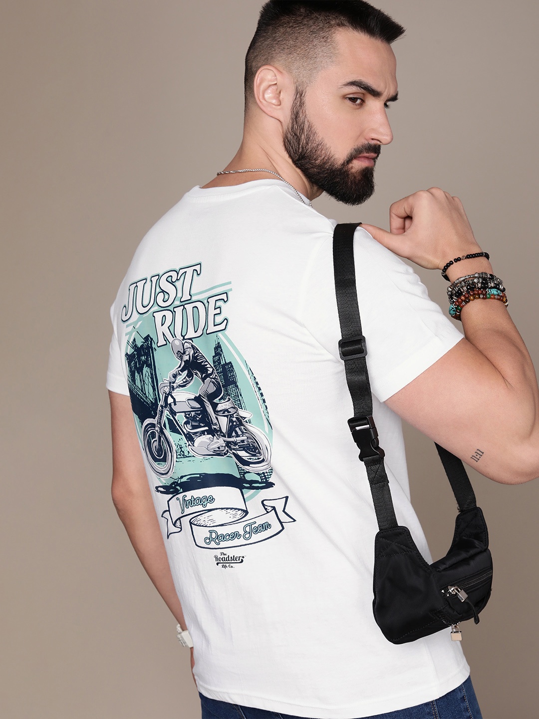 

Roadster Men Graphic Printed Regular Fit T-shirt, White