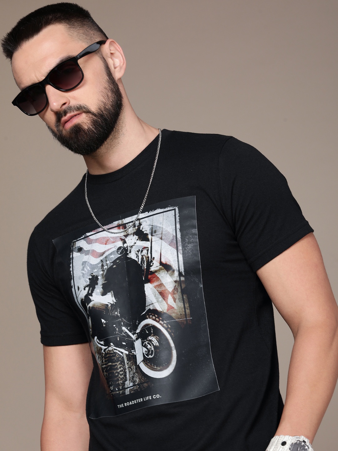 

Roadster Men Graphic Printed Regular Fit T-shirt, Black