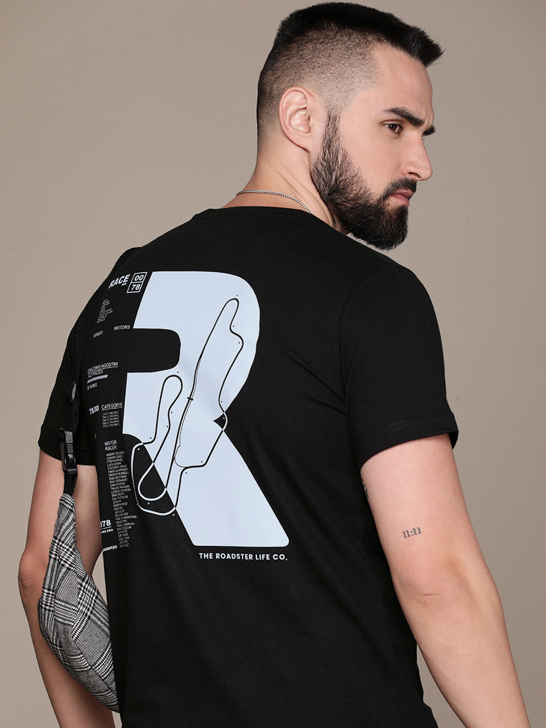 

Roadster Men Graphic Printed Regular Fit T-shirt, Black