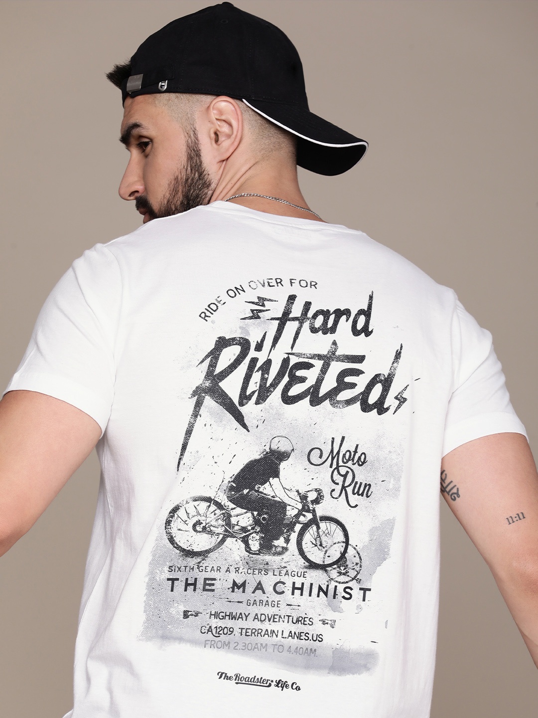 

Roadster Men Graphic Printed Regular Fit T-shirt, White