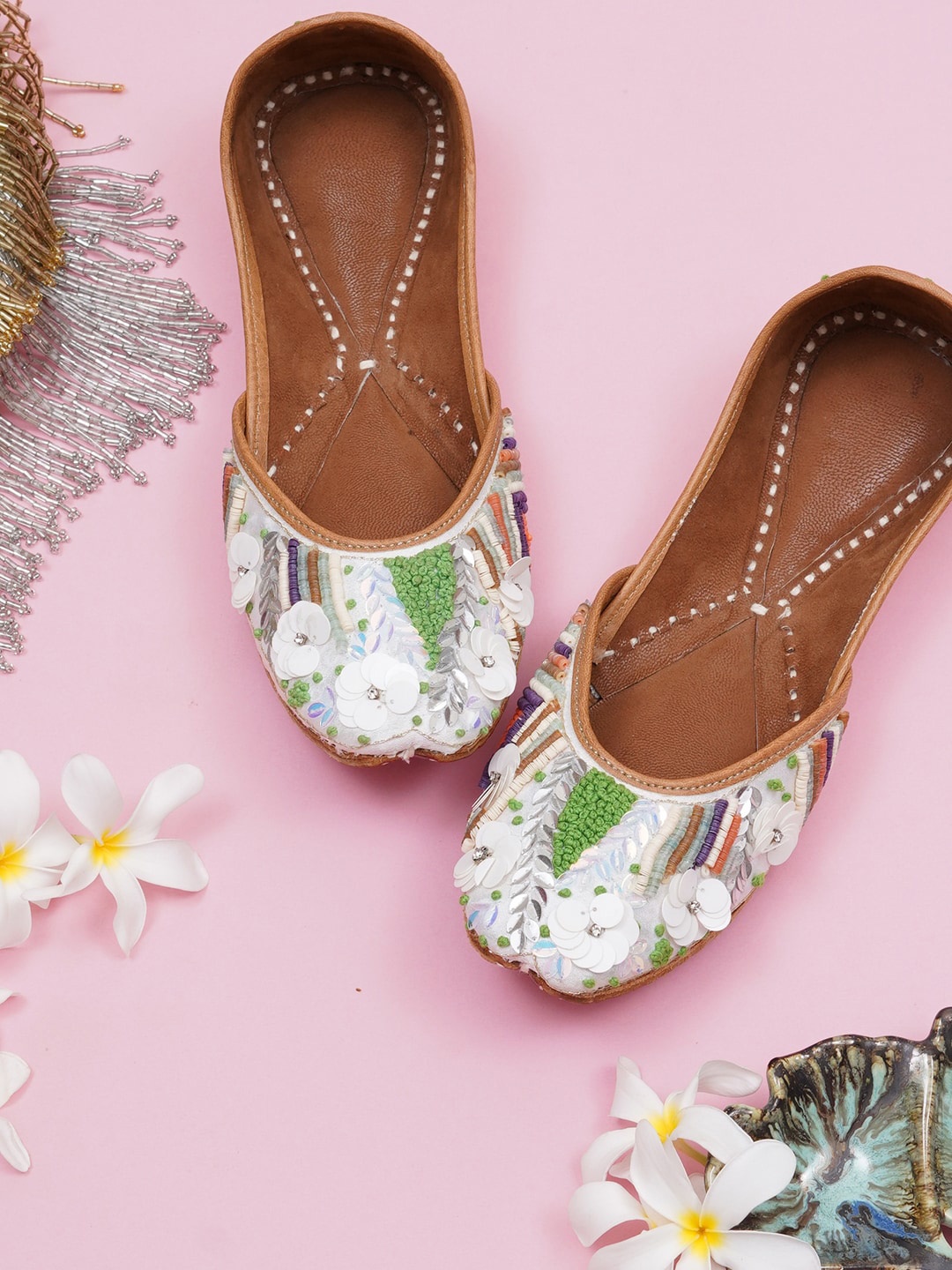 

HASTEN Ethnic - Embellished Mojaris Flats, White