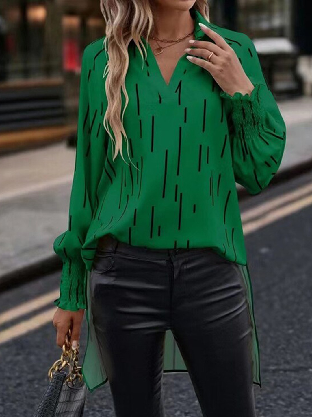

StyleCast Green Geometric Printed V-Neck Puff Sleeves Top