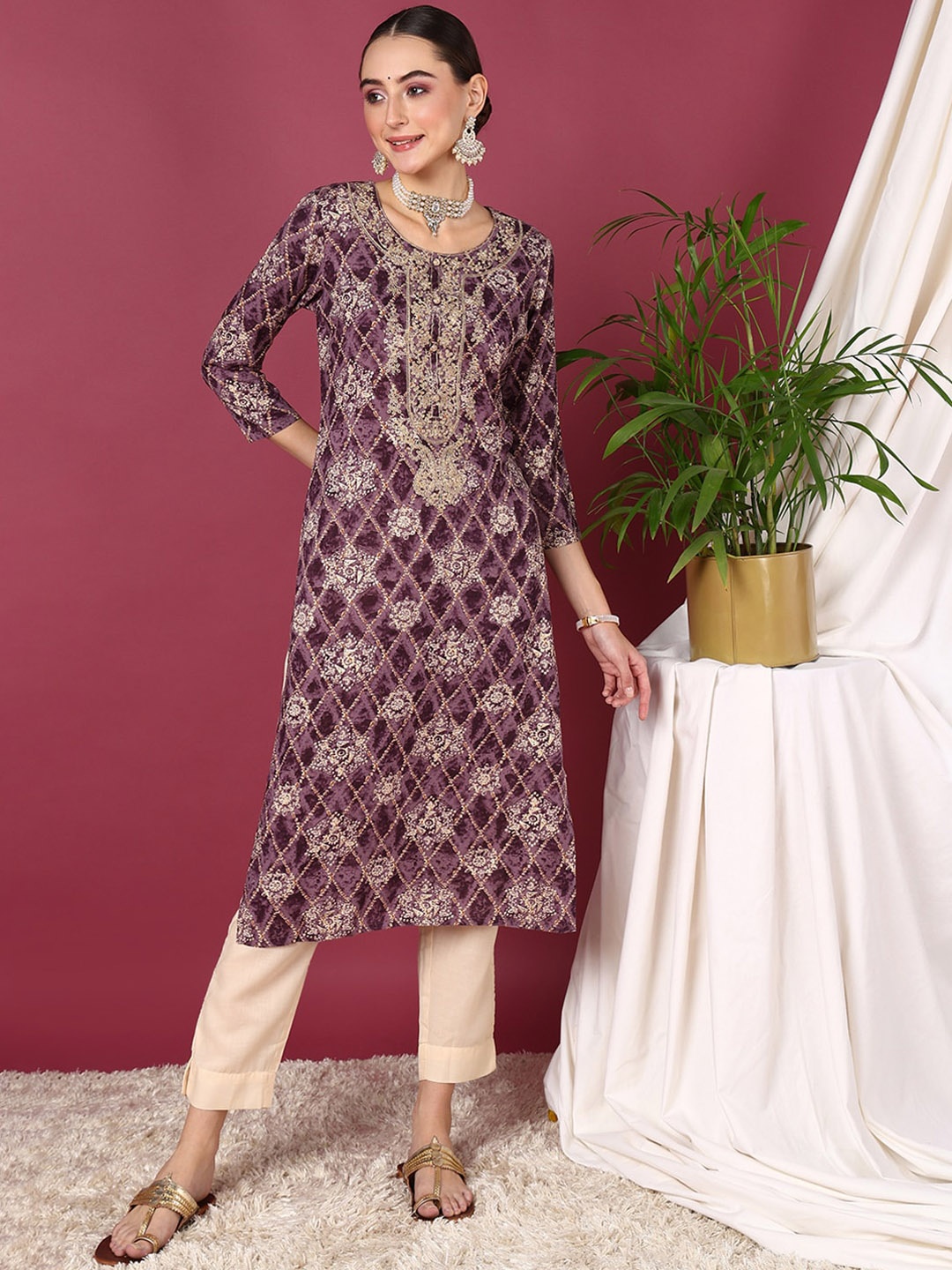 

AHIKA Ethnic Motifs Printed Thread Work Straight Kurta, Purple