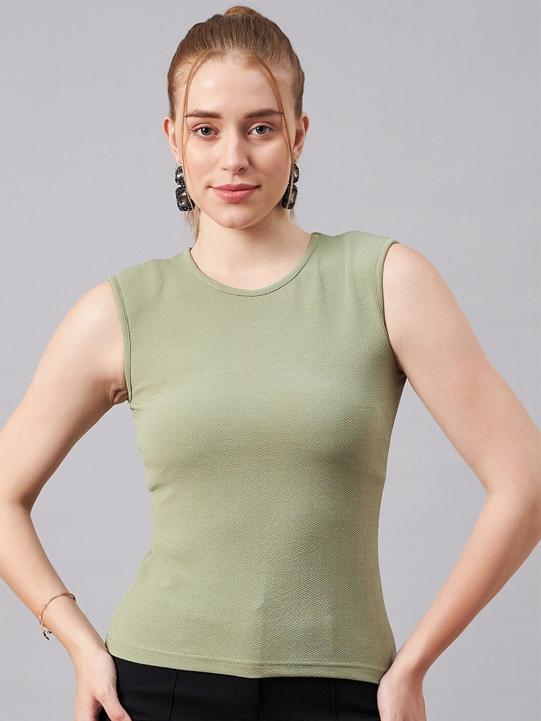 

Chemistry Round Neck Sleeveless Fitted Top, Na