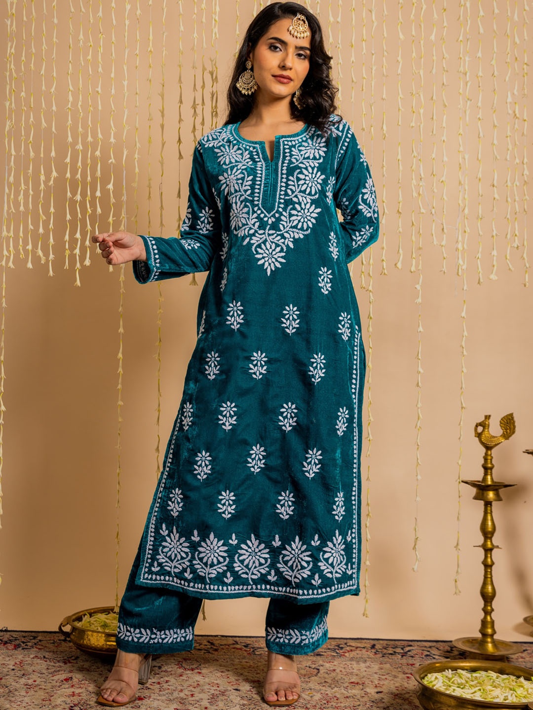 

HOUSE OF KARI Ethnic Motifs Embroidered Chikankari Velvet Kurta With Trousers, Green