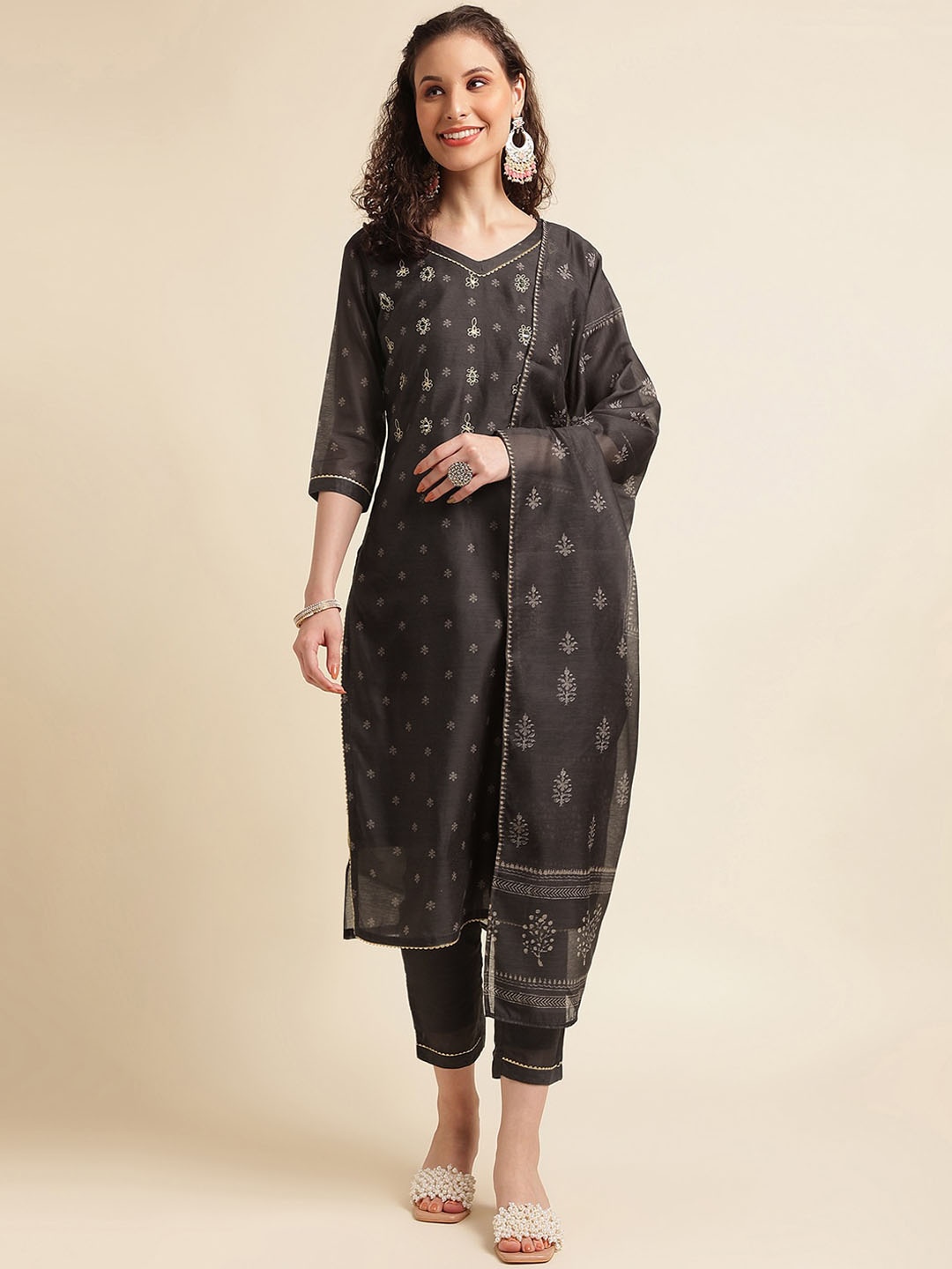 

NAINVISH Floral Printed Regular Thread Work Kurta With Trousers & Dupatta, Black