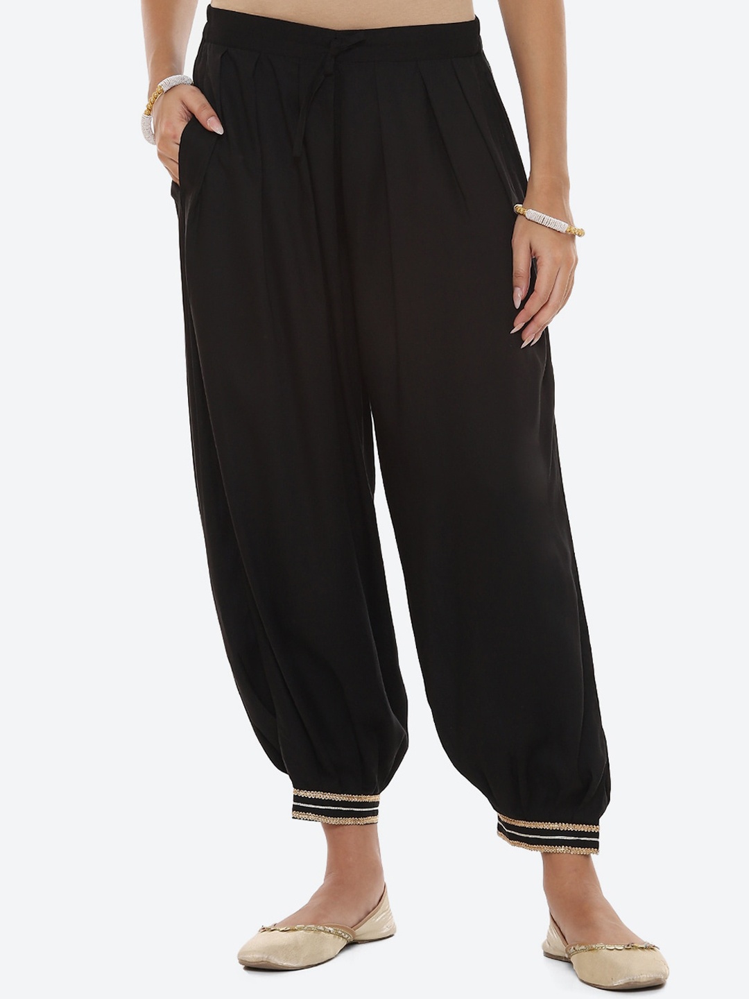 

2Bme Women Mid Rise Straight Fit Pleated Patiala, Black