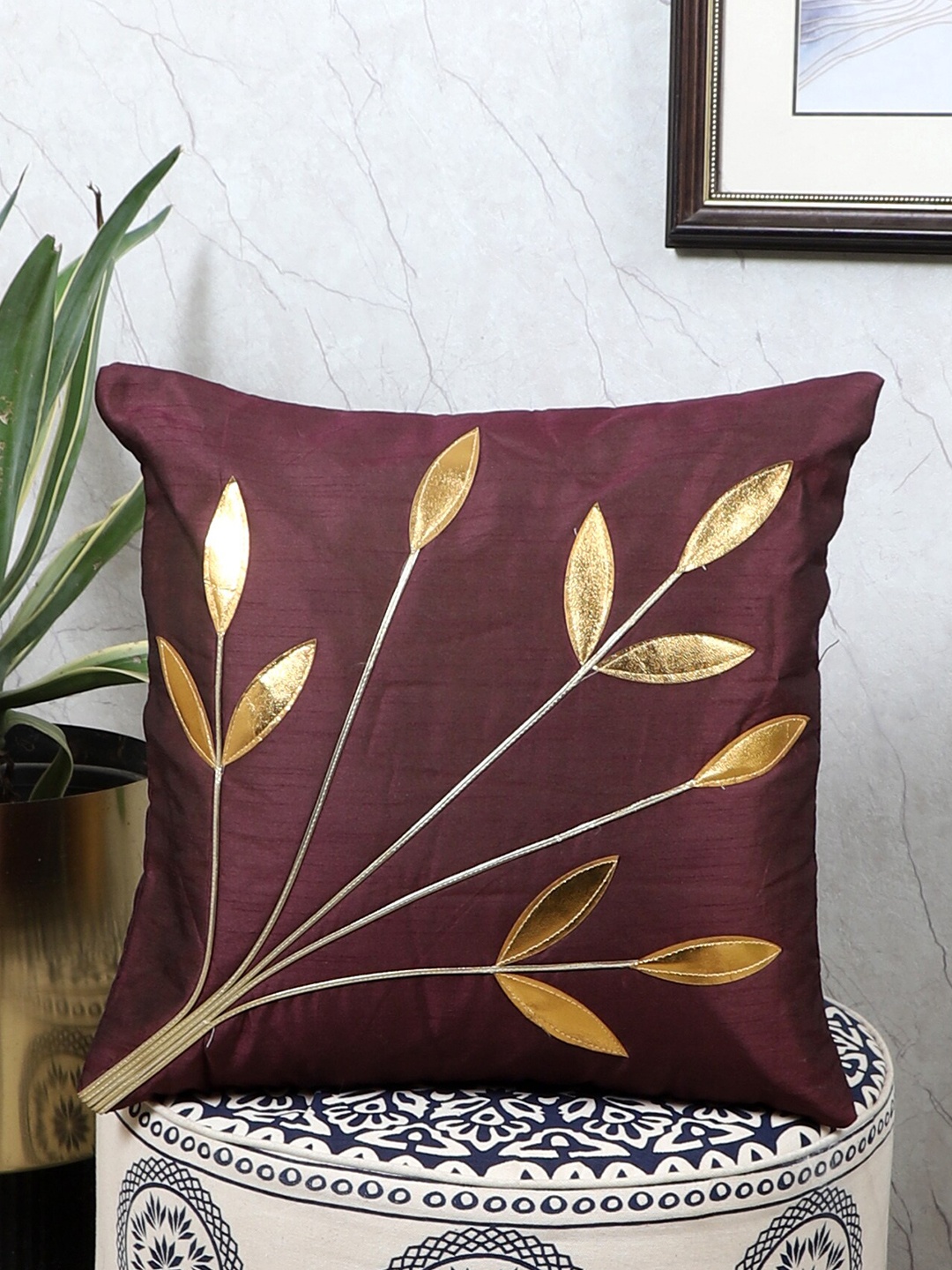 

MFD HOME FURNISHING Purple & Gold-Toned Floral Square Cushion Cover