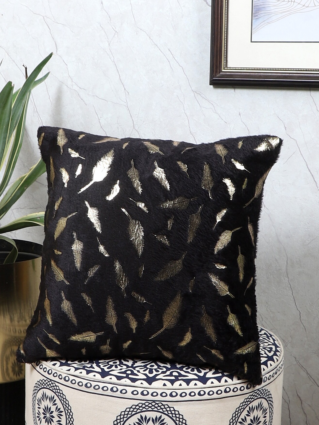 

MFD HOME FURNISHING Black & Gold-Toned Embellished Velvet Square Cushion Cover