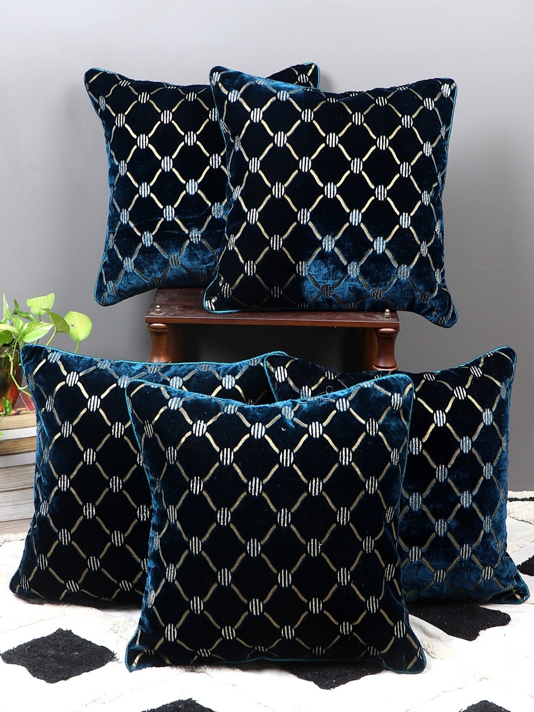 

MFD HOME FURNISHING Turquoise Blue 5 Pieces Embellished Velvet Square Cushion Covers