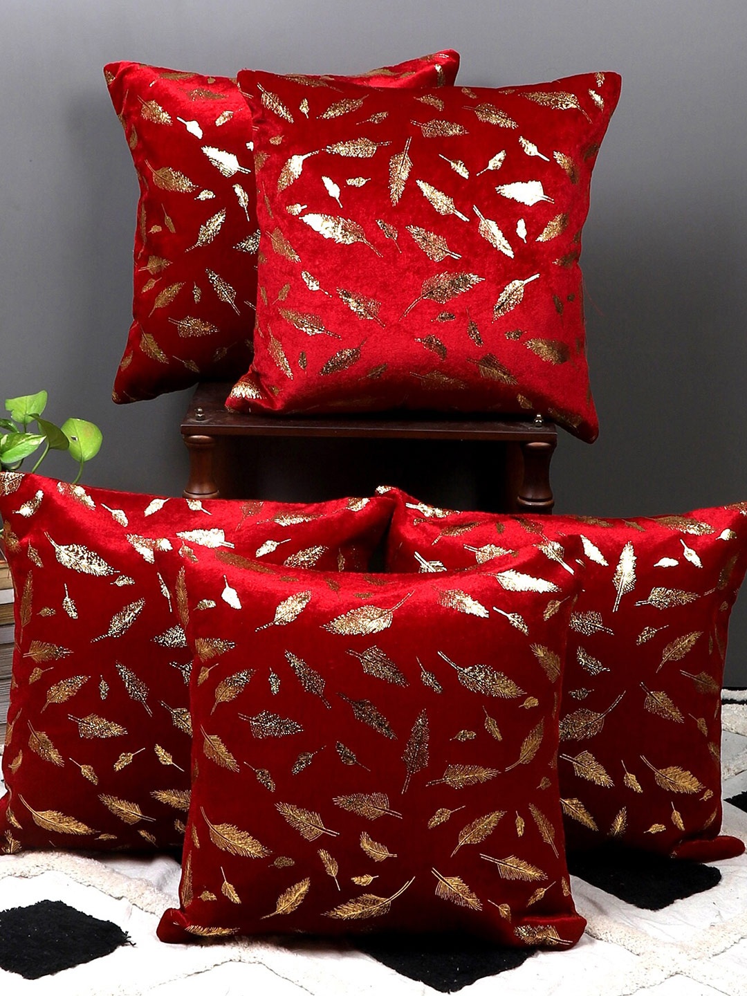 

MFD HOME FURNISHING Red & Gold-Toned 5 Pieces Embellished Velvet Square Cushion Covers