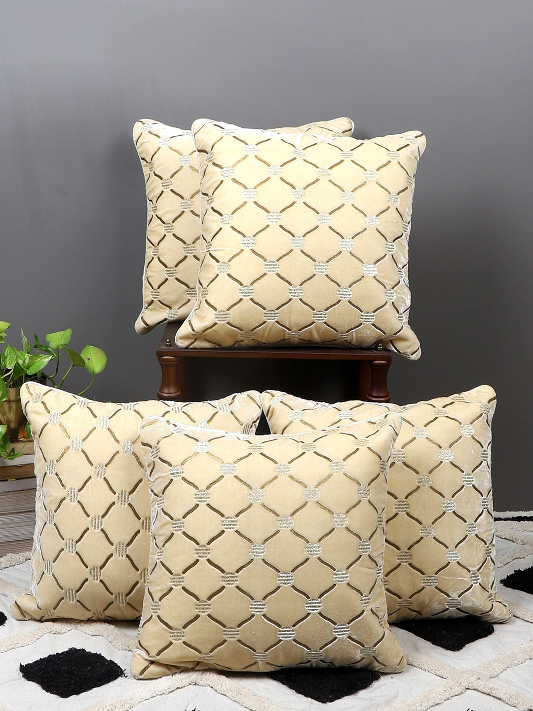 

MFD HOME FURNISHING Beige & Brown 5 Pieces Embellished Velvet Square Cushion Covers