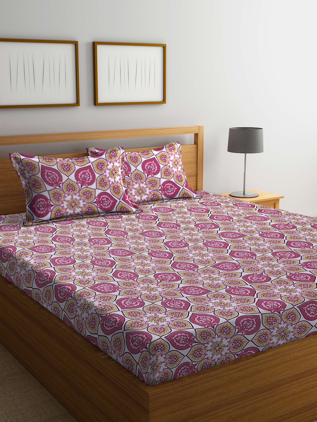 

BOMBAY DYEING Pink & White Printed Cotton 104 TC King Bedsheet with 2 Pillow Covers