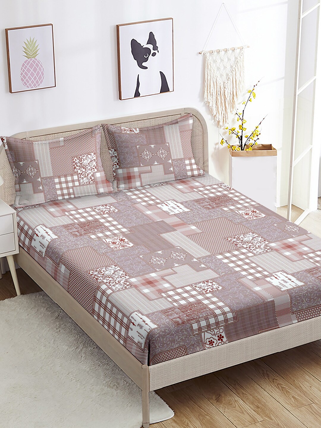 

BELLA CASA Sunshine Pink & White Geometric Cotton 220 TC King Bedsheet & 2 Pillow Covers