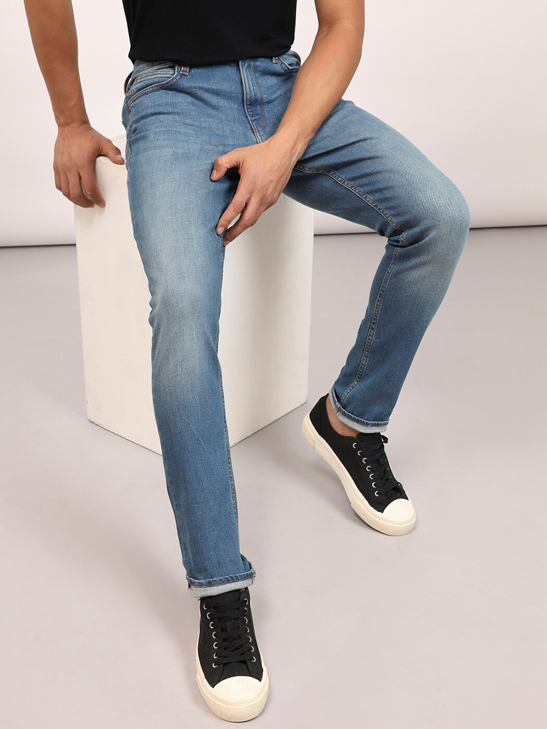 

Lee Men Bruce Skinny Fit Mildly Distressed Light Fade Cotton Stretchable Jeans, Blue