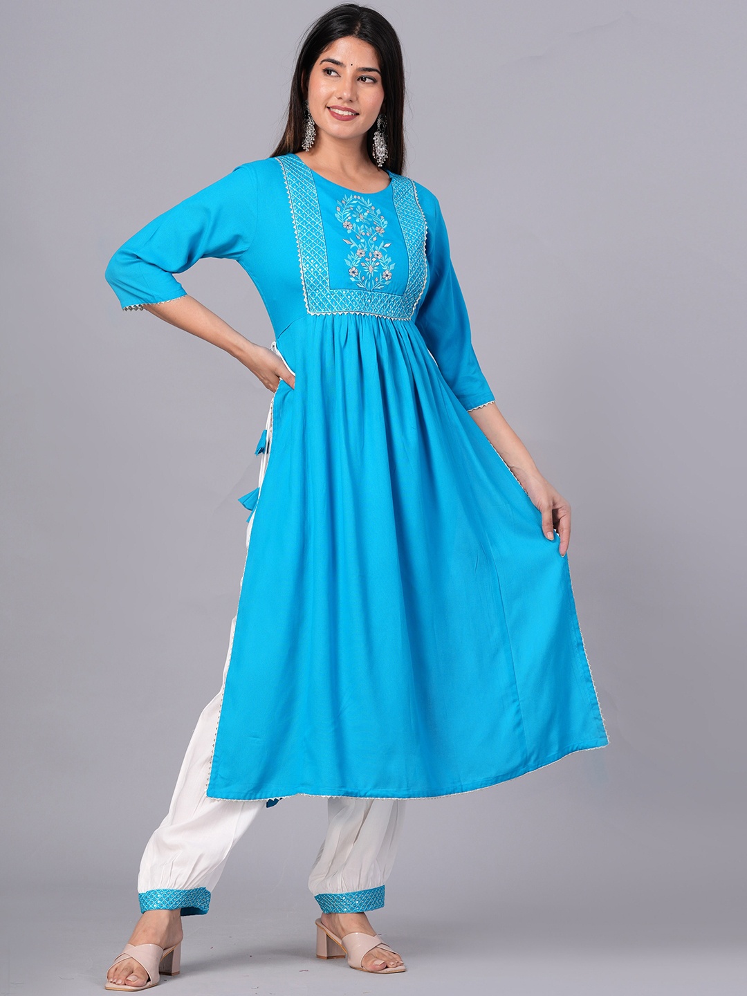 

DORIYA Regular Thread Work Kurta with Palazzos, Teal