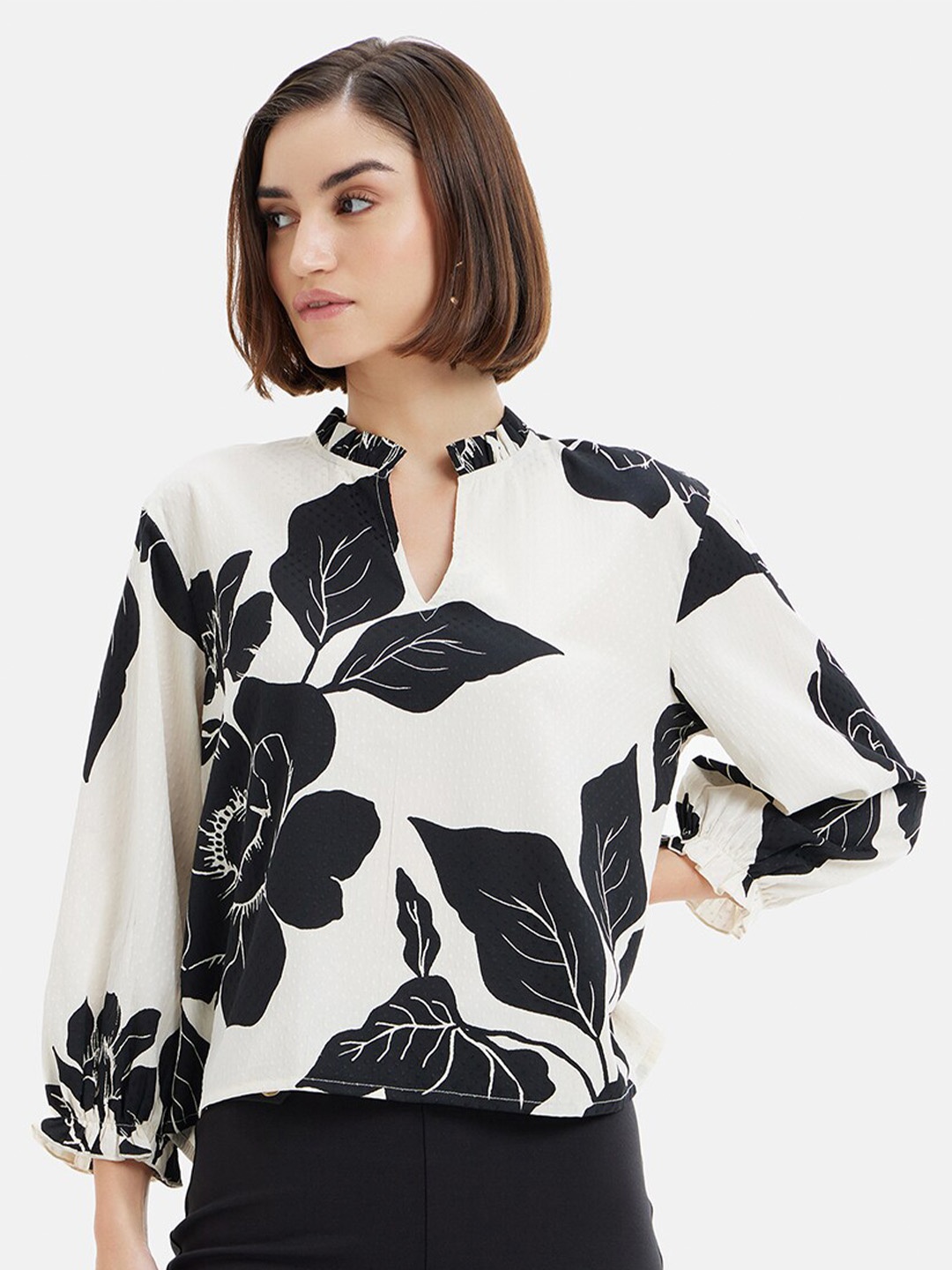 

Kazo White Floral Print Mandarin Collar Top