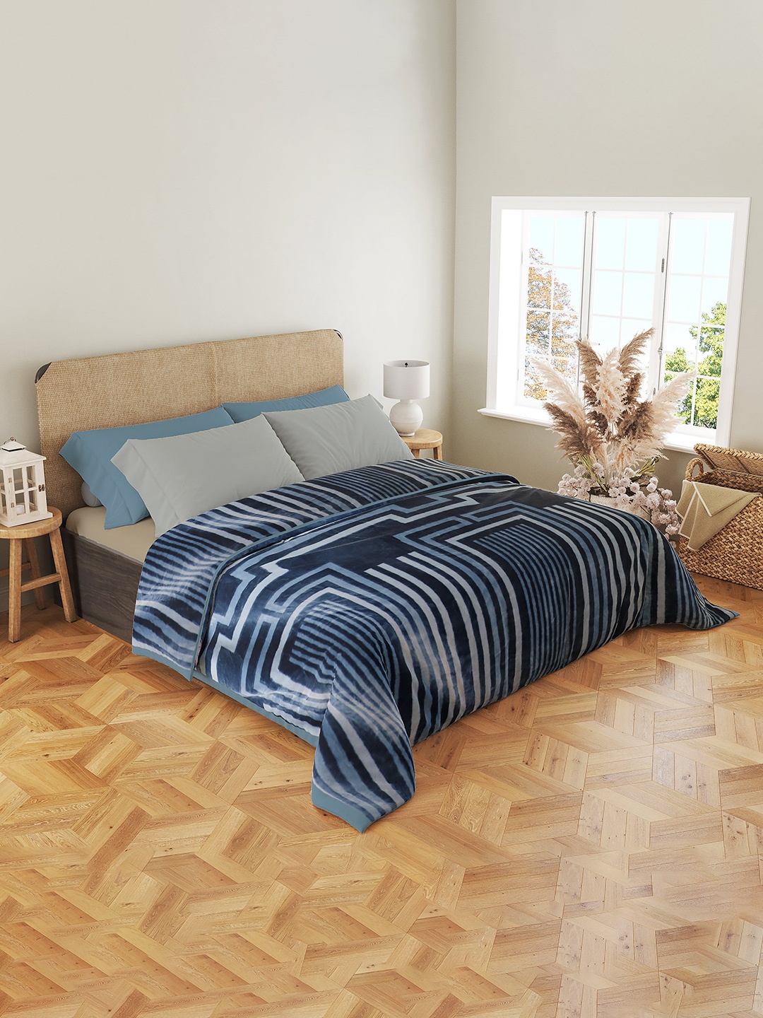 

Nivasam Navy Blue & White Geometric Heavy Winter 600 GSM Double Bed Blanket