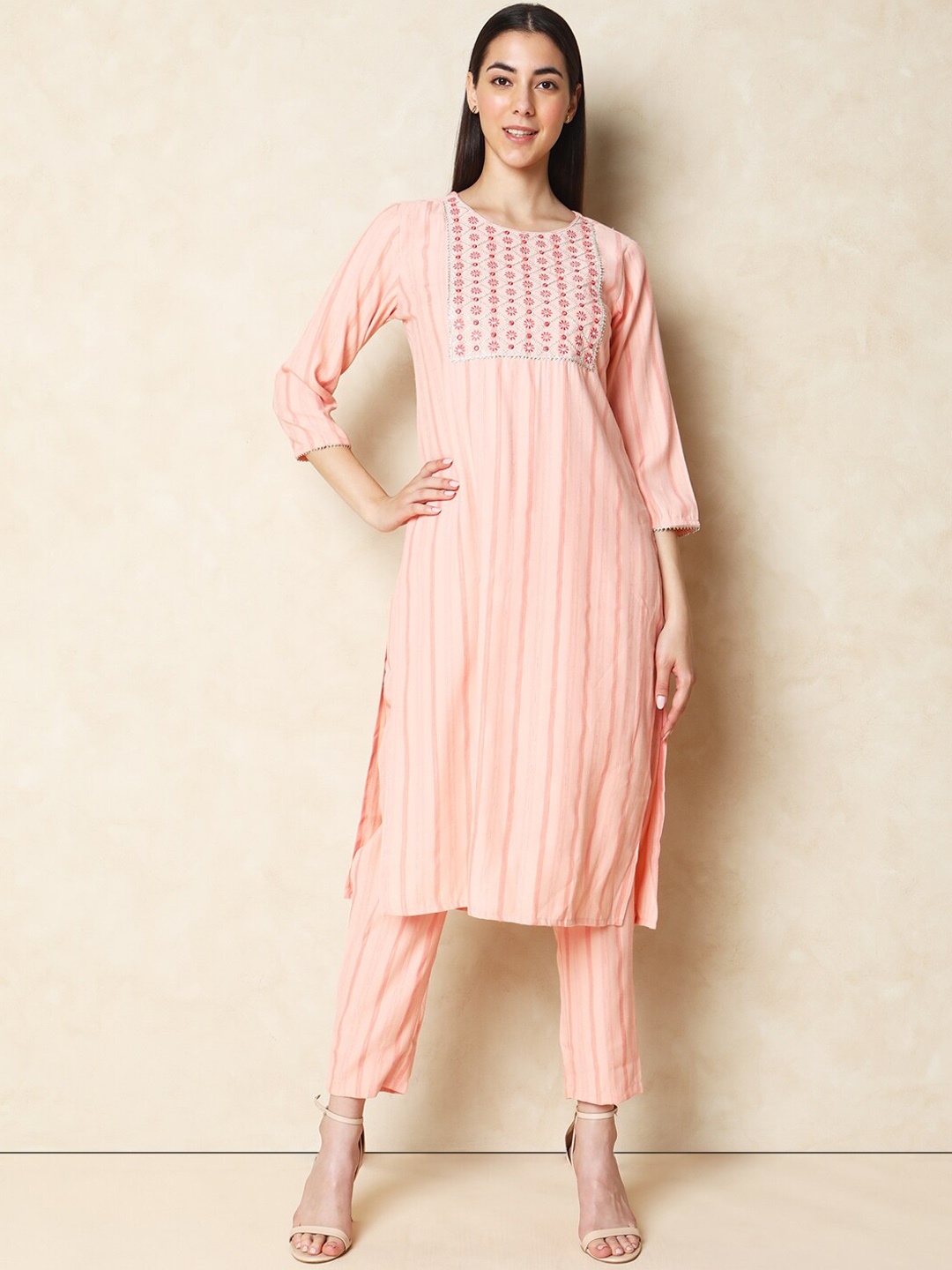 

Indifusion Floral Embroidered Straight Kurta & Trousers With Dupatta, Green
