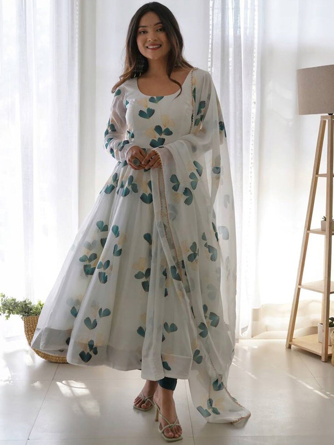 

BLACK SCISSOR Floral Printed Gotta Patti Anarkali Kurta With Dupatta, White