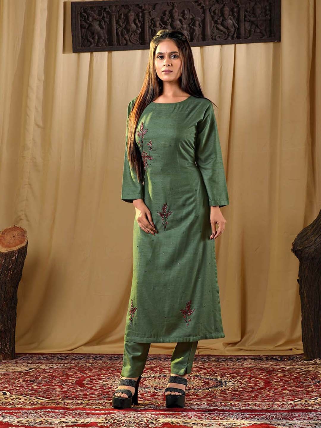 

HALFSAREE STUDIO Floral Embroidered Aari Work Cotton Kurta With Trousers, Green