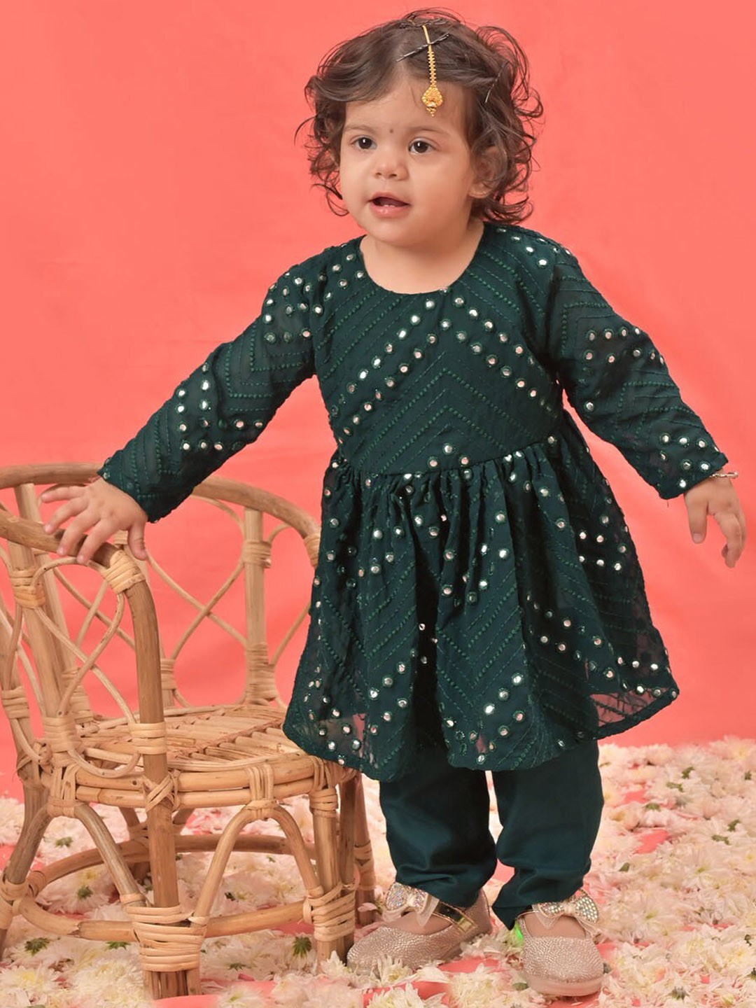 

VASTRAMAY Girls Ethnic Motifs Embroidered Mirror Work Kurta With Churidar, Green