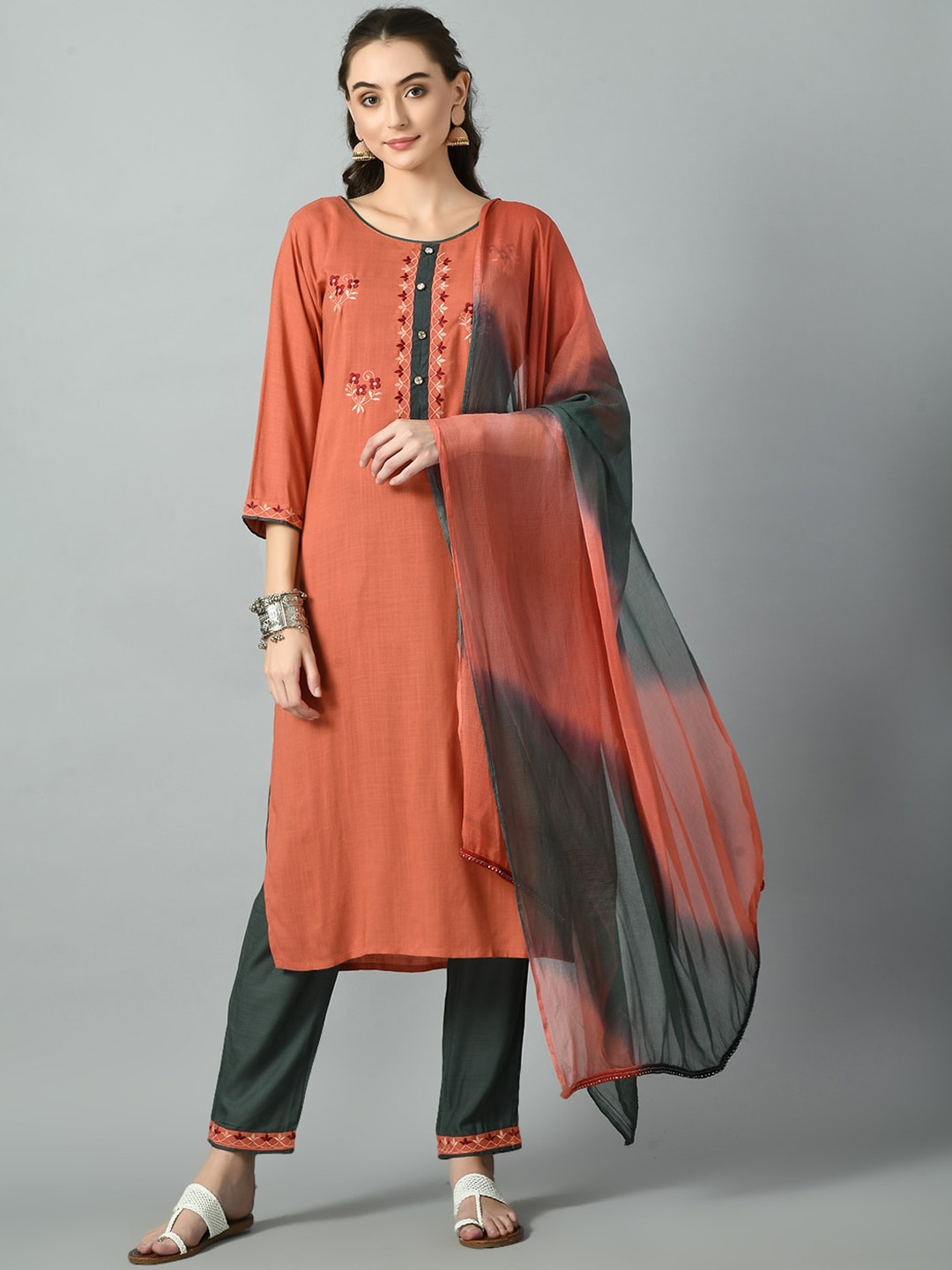 

DesiNoor.com Floral Embroidered Regular Kurta & Trousers With Dupatta, Pink
