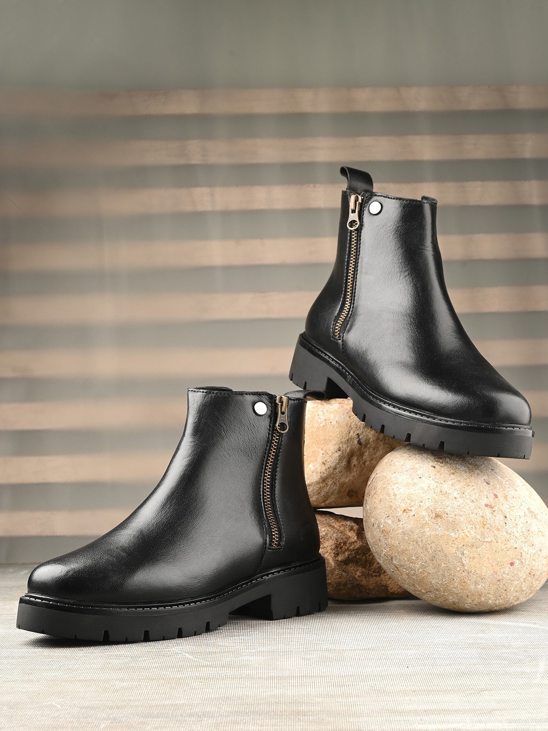 

The Roadster Lifestyle Co. Women Black Mid-Top Blocked Chelsea Boots