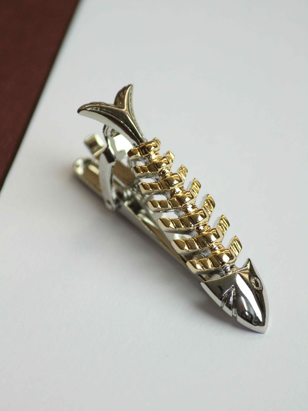 

Tossido Men Brass Fish-Charm Tie Bar, Gold