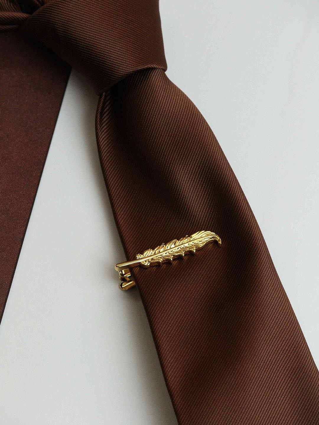 

Tossido Men Feather Shaped Tie Bar, Gold