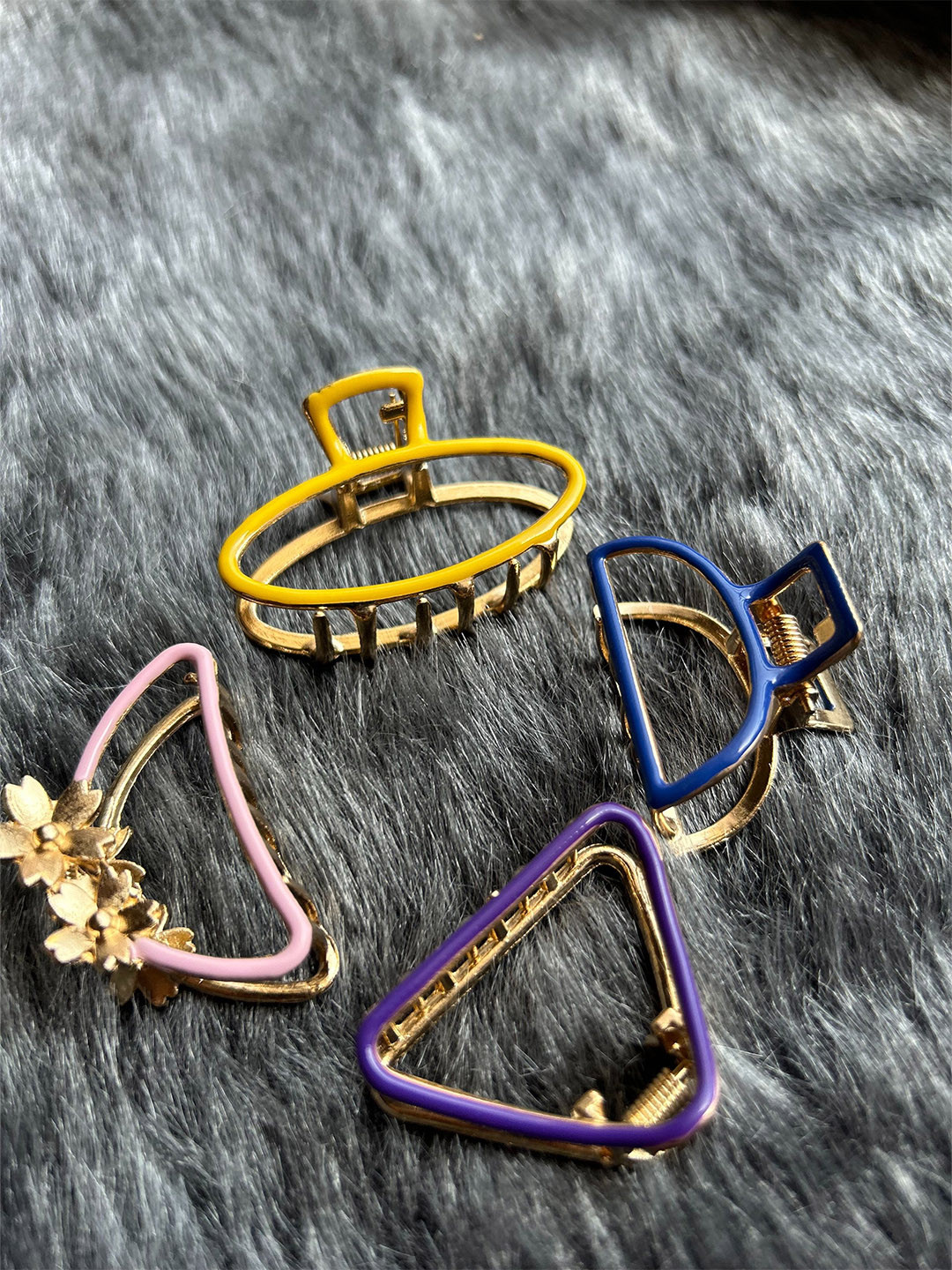 

CHANDERKASH Women Assorted Set Of 4 Medium Claw Clips