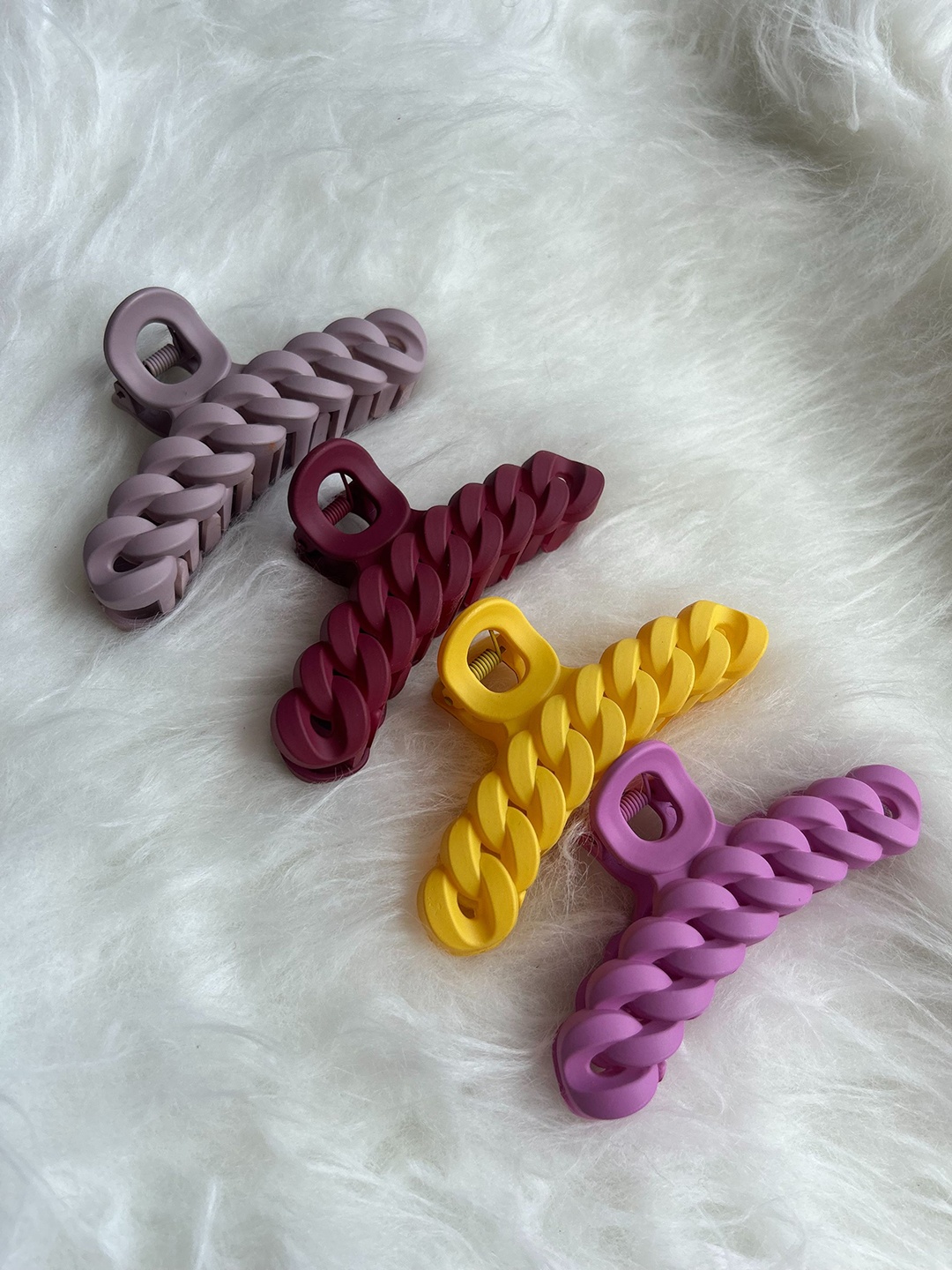 

CHANDERKASH Assorted Set of 4 Claw Clip
