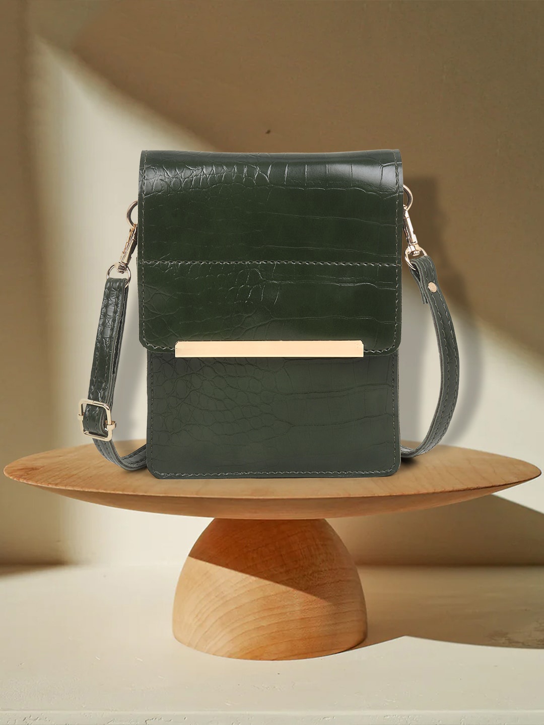 

ROVOK Textured Mobile Pouch, Green