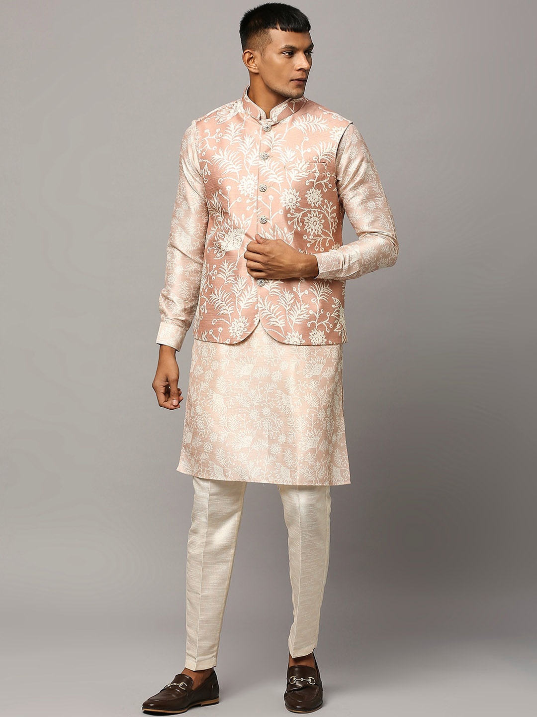 

ESSAS club Floral Printed Kurta with Pyjamas And Nehru Trousers, Peach